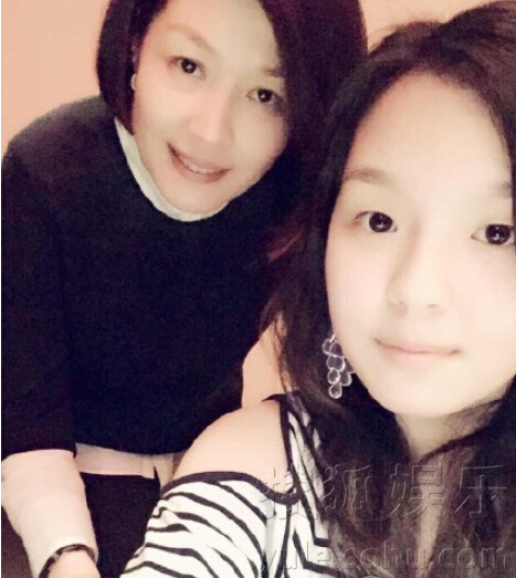 继哈文晒女儿而穿兔耳朵睡只衣照 青春活泼十分可爱-查开房娱乐频道