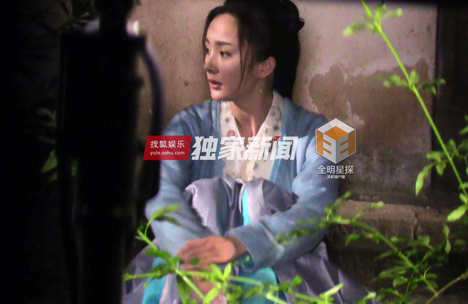 独家:不经意的少女心 杨幂河边蹲坐把弄绿植8