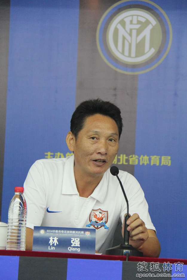 高清:10月19日中意传奇球星对抗赛 举行发布会