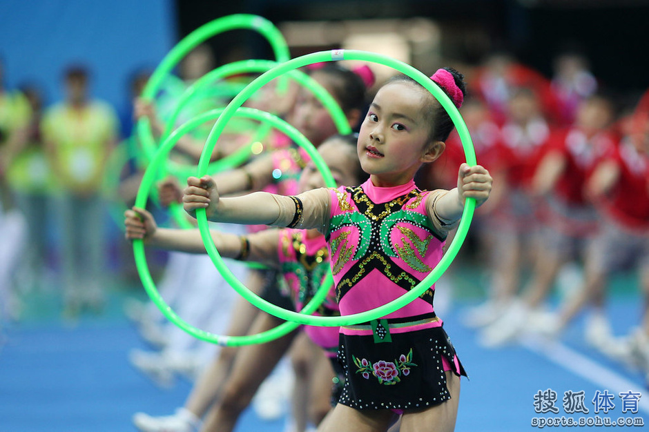 高清图:全国幼儿体操表演大会 小选手可爱动人