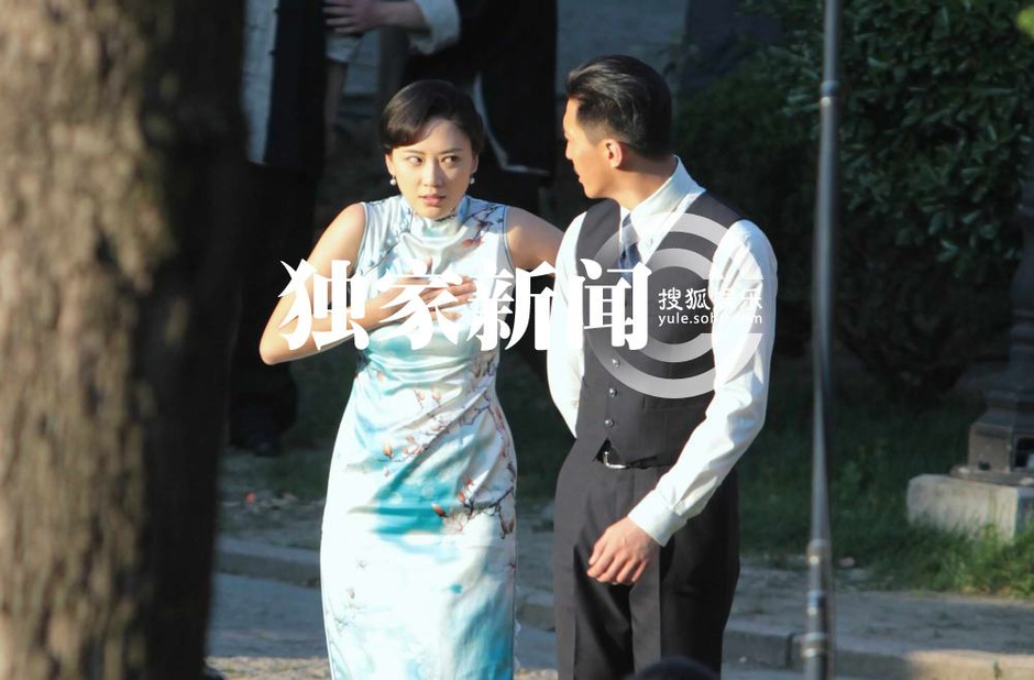 独家:应采儿拍戏穿旗袍展曲线 表情帝技压全场