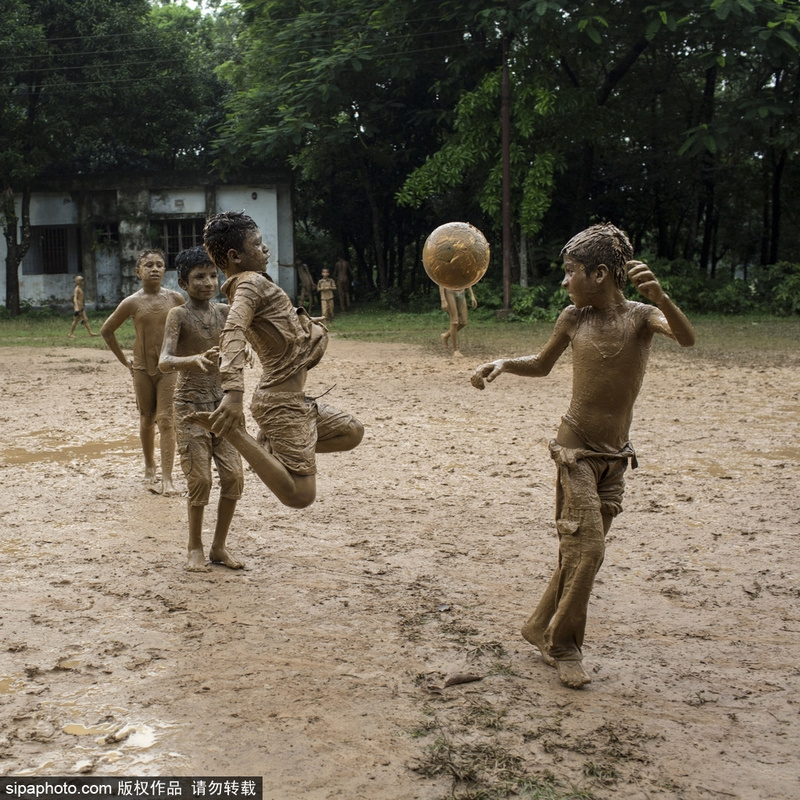 孟加拉孩子的童年 泥地足球乐趣无穷9113260
