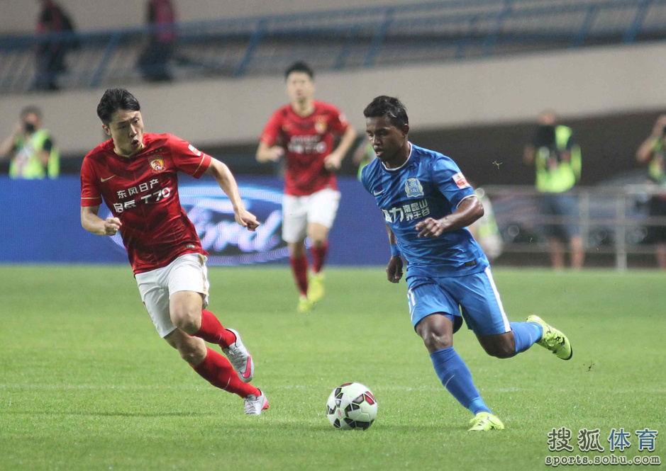 高清图:恒大2-1客胜富力 邹正贡献绝杀疯狂庆祝