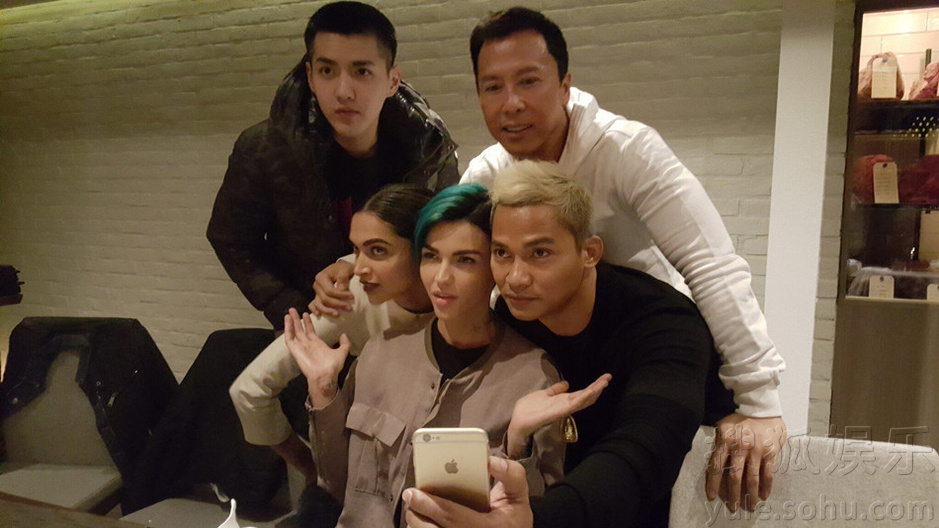 《极限特工3》自拍玩不停 吴亦凡成合影吉祥物