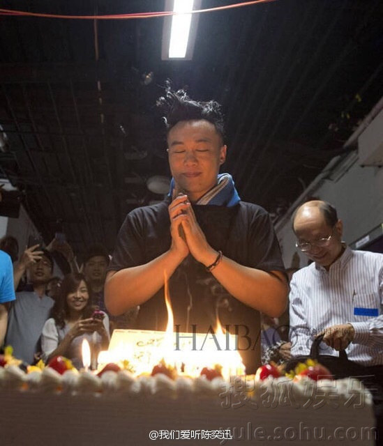 陈奕迅庆41岁生日 面对蛋糕双手合十虔诚许愿