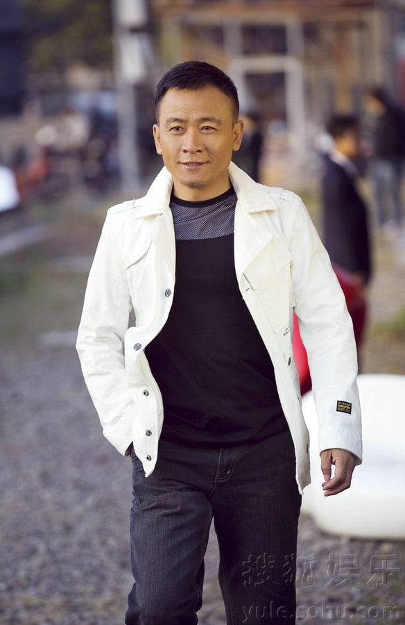 吕一丁初冬温暖写真曝光 温煦笑容散熟男魅力