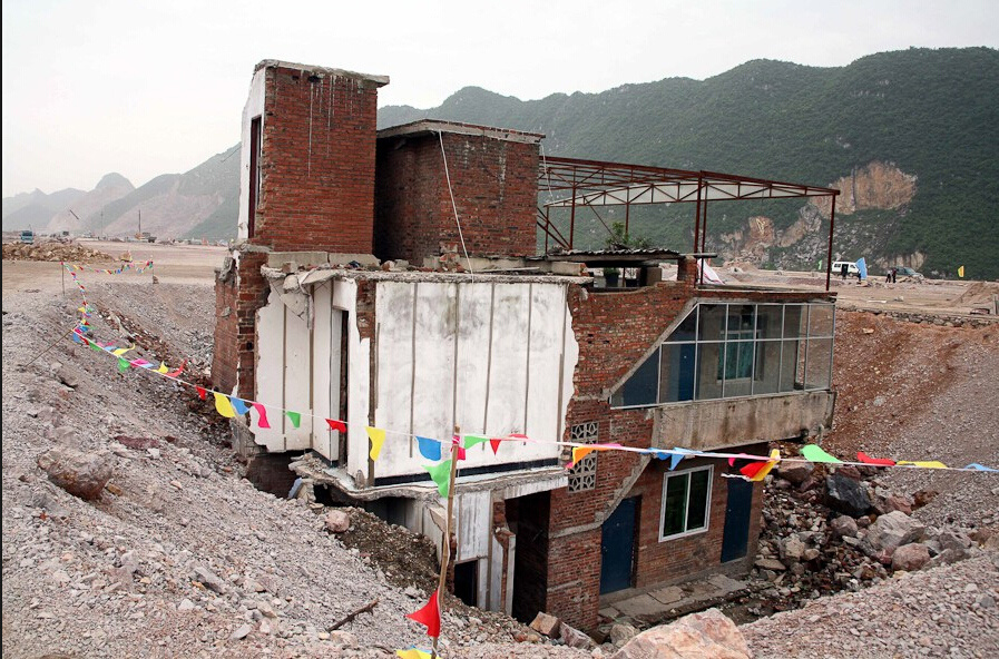 钉子户被困 锅底坑 盘点中国各地最牛钉子户7