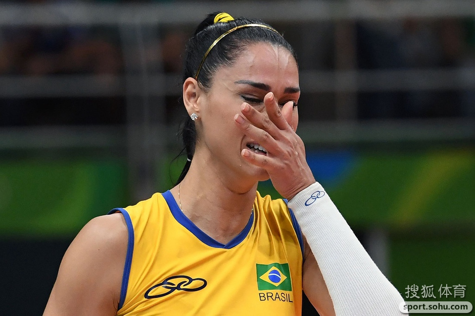 高清图:卫冕冠军遭淘汰 巴西女排姑娘伤心落泪