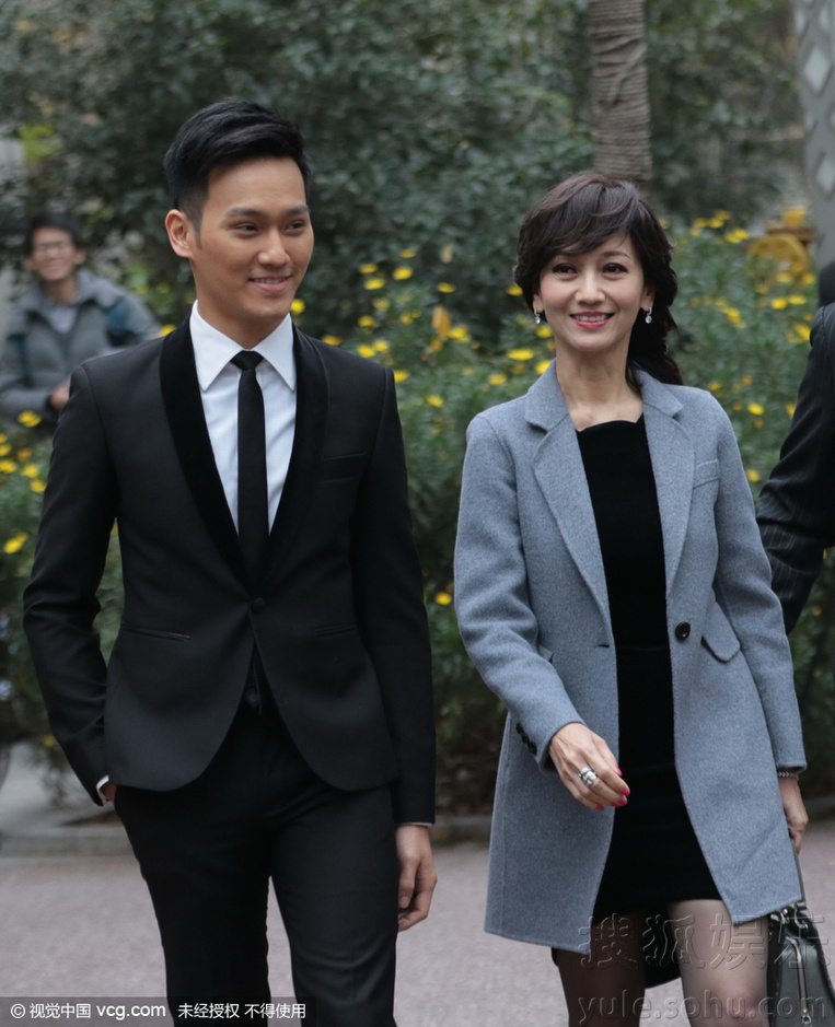 赵雅芝一家三口亮相 儿子黄恺杰帅气有型