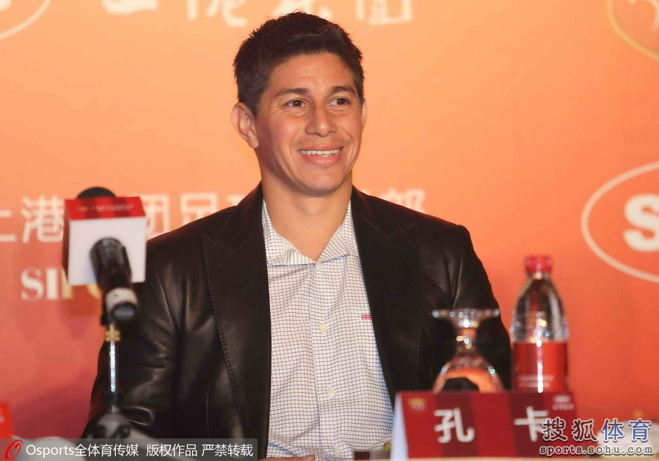 高清:孔卡加盟上港发布会 本杰明台下卖萌抢镜