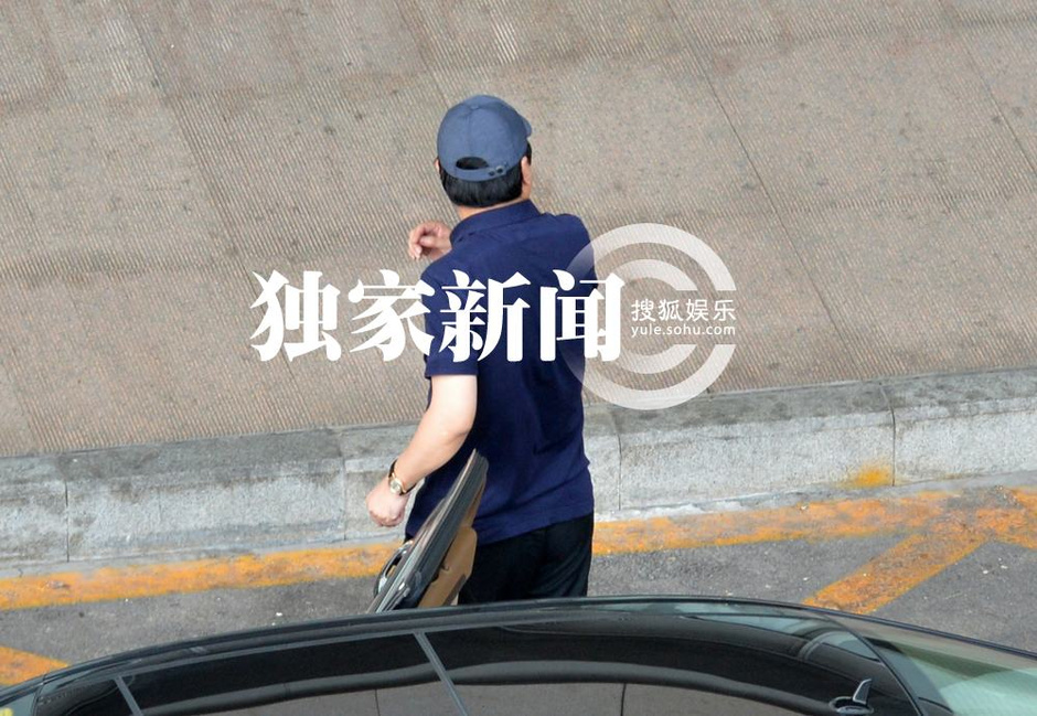 搜狐娱乐讯(风行工作室/图文)近日,搜狐视频在北京机场偶遇于冬回京。当天,于冬身穿一件浅灰色外套内衬一件深蓝色POLO衫,搭配一条黑色西装裤,头戴一顶灰色棒球帽。只见他刚走出机场便清了清嗓子,直接一口浓痰吐在地上,接着将外套脱下搭在胳膊上,打开车门取出纸巾,先洗洗鼻子,接着将纸巾一对折又直接擦嘴。当于冬把纸巾扔进垃圾桶时,他的现任妻子金巧巧从机场VIP通道走了出来,一身白色薄衫贵妇打扮,高冷范十足。于冬与金巧巧上车之后便径直离开机场。