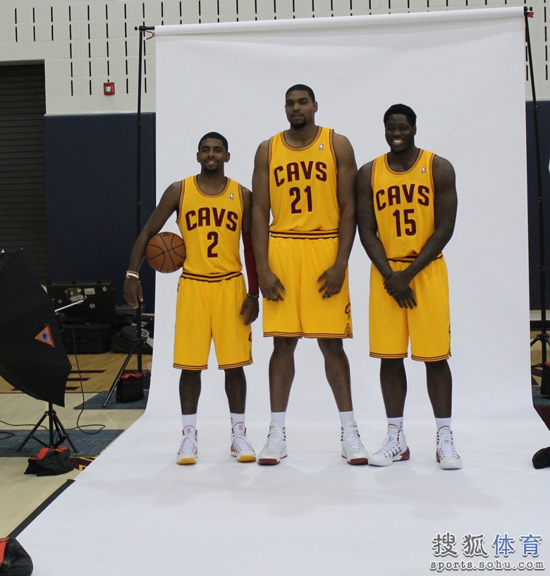 高清:骑士媒体日拜纳姆出镜 欧文与小球迷合影