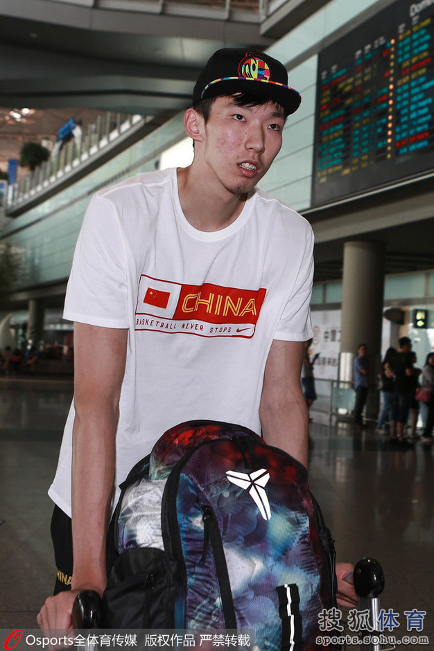 组图:男篮队员抵达北京 王哲林李慕豪谈笑风生