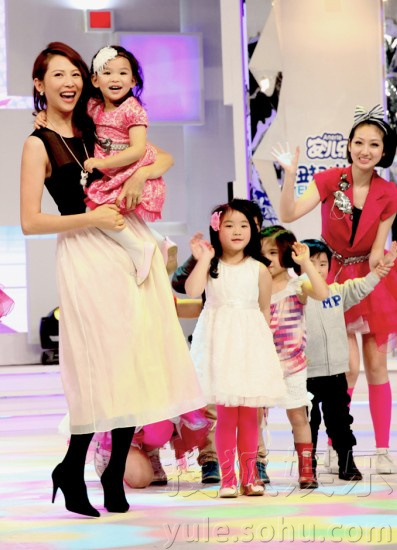 李湘《辣妈学院》强势开播 蔡少芬携女首登综