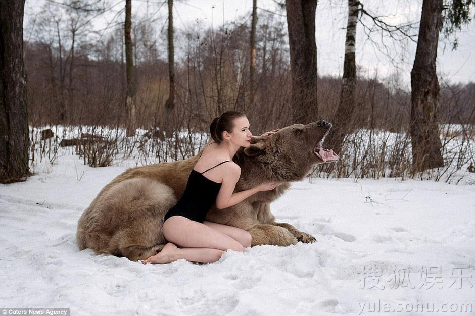 <em>俄罗斯女</em>模特雪中与棕熊合影 号召公众减少猎