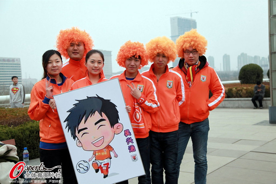 高清:鲁能球场外花絮球迷标语哀悼昆明受害者