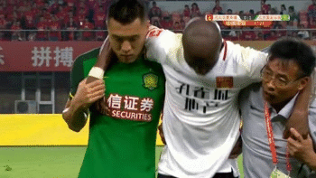 暖!姆比亚受伤难坚持 于大宝全程搀扶离场(gif)