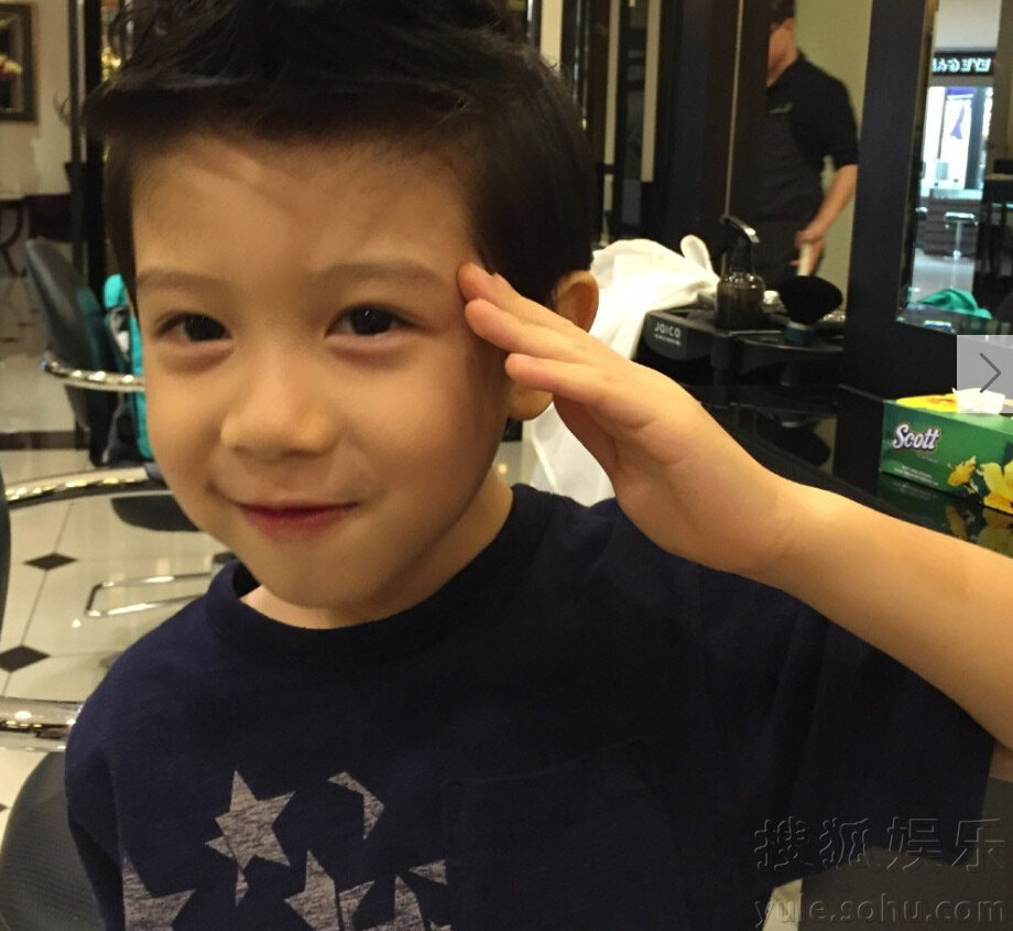 阔太胡静抱儿子自拍 小正太嘟嘴卖萌颜值高7979260-娱乐频道图片库-大视野-搜狐