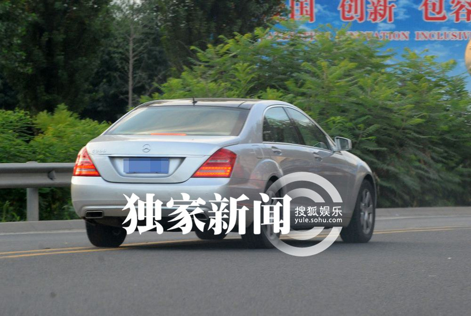 独家:41岁杨坤驾豪车 搭载三美女共返自家别墅