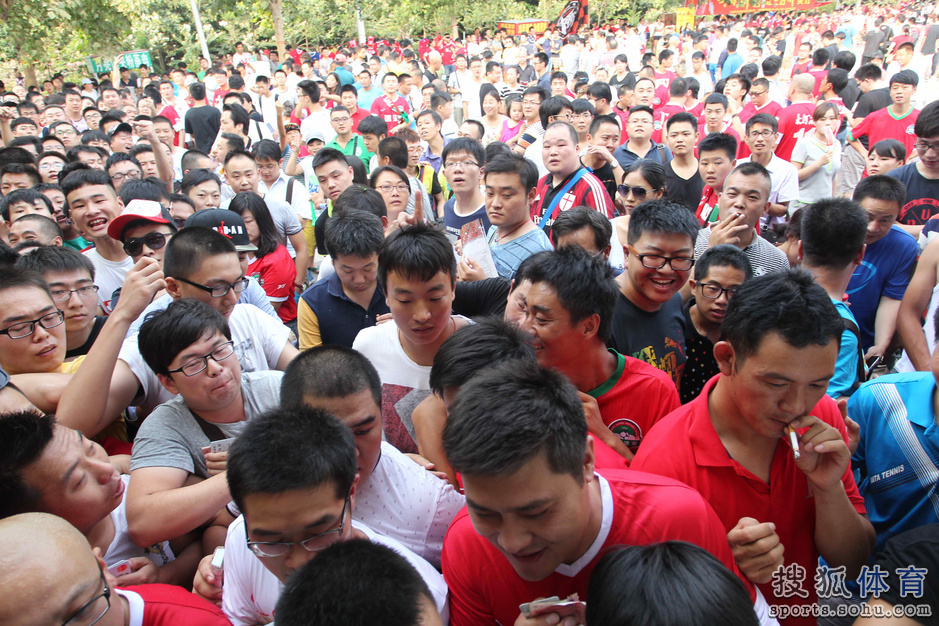 一票难求!建业球迷买票场面似春运 誓言灭恒大