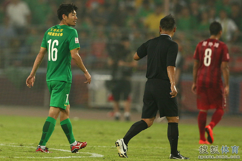高清图:国安0-0战平上港 杨智神勇扑点激情怒吼