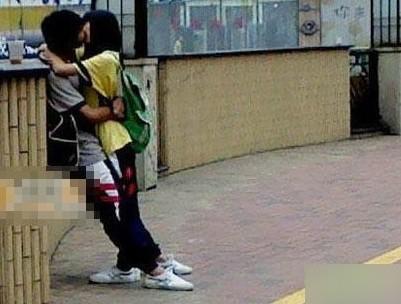 伤不起 <em>学生妹</em>大街<em>上</em>公然又吻又摸5150764-女