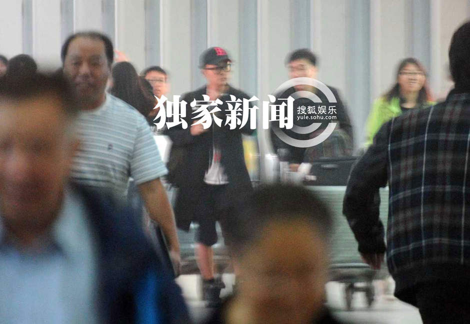 独家:苏有朋携助理低调返京 装扮显文艺