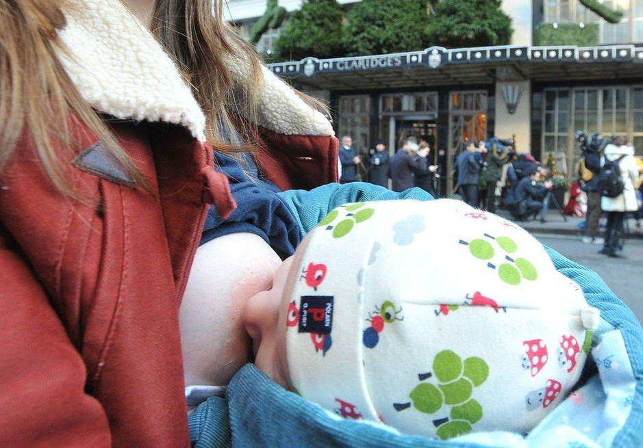 英国要求哺乳妇女遮乳房引示威7383764-新闻