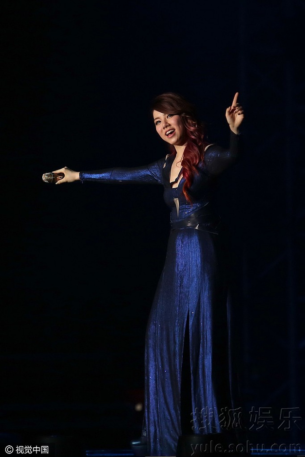 邓紫棋着红色战衣北京开唱露美臀 飙嗓火力全开