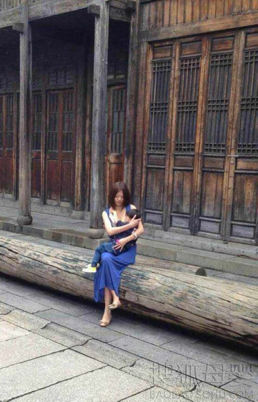 辣妈福州街头哺乳快闪 支持母乳喂养