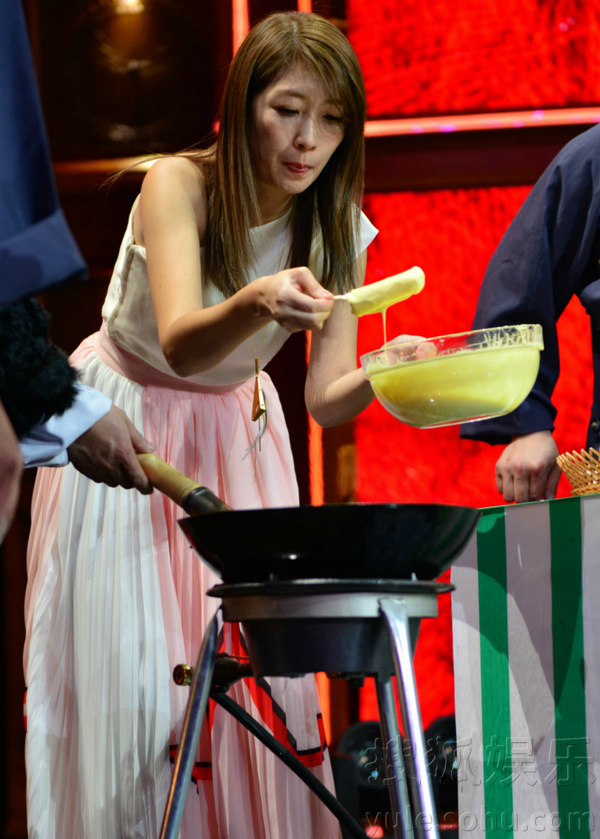 黄嘉千遇美食原形毕露 吃货美名惹质疑