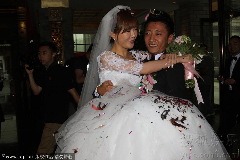 快女唐笑举办盛大婚礼 新郎抱新娘入场甜蜜温