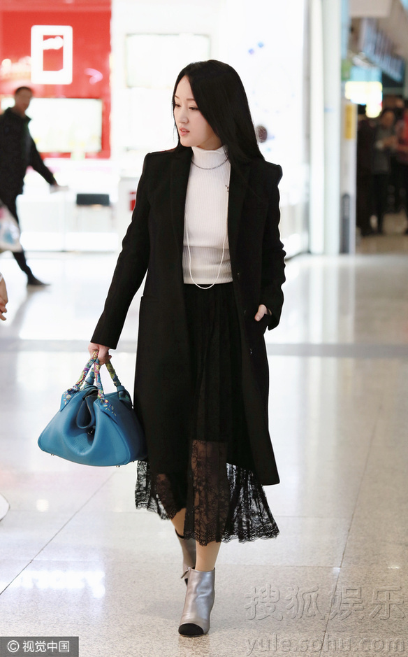 逆生长界代表!46岁杨钰莹走路带风秀发飞扬-娱