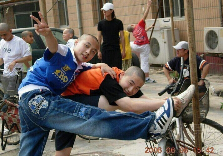 张艺兴为包贝尔推荐发型师 儿时光头旧照曝光