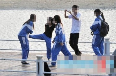 中学女生被围殴扒衣 全球校园暴力事件大盘点