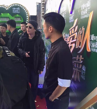 谢霆锋穿厨师装出席活动 人气太高引围观7996