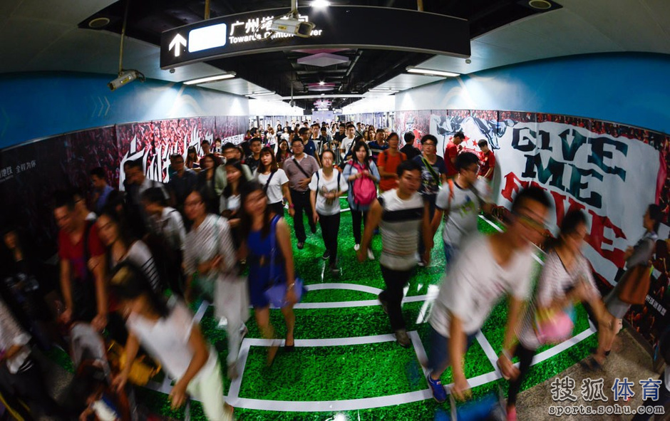 高清:广州地铁站换装 预热亚冠决赛为恒大助威