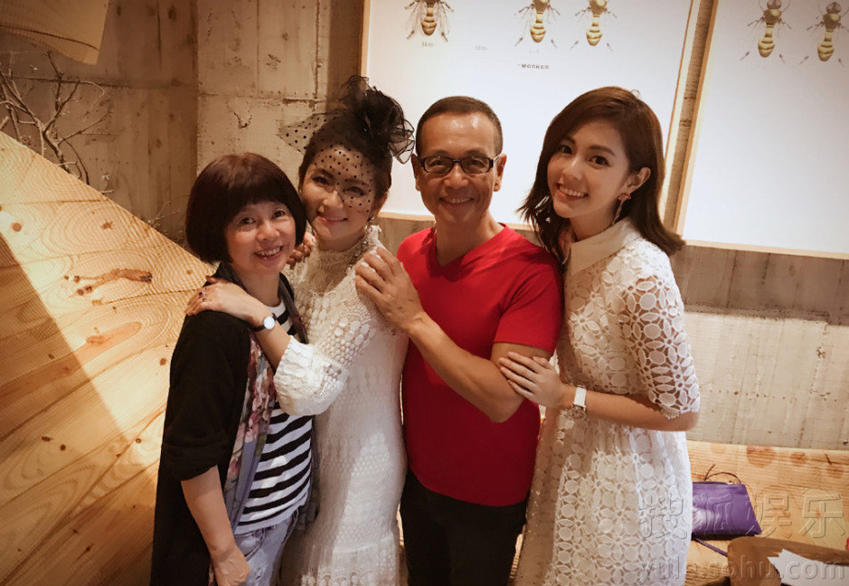 Selina与好友家人庆祝生日 穿白色蕾丝裙甜美8