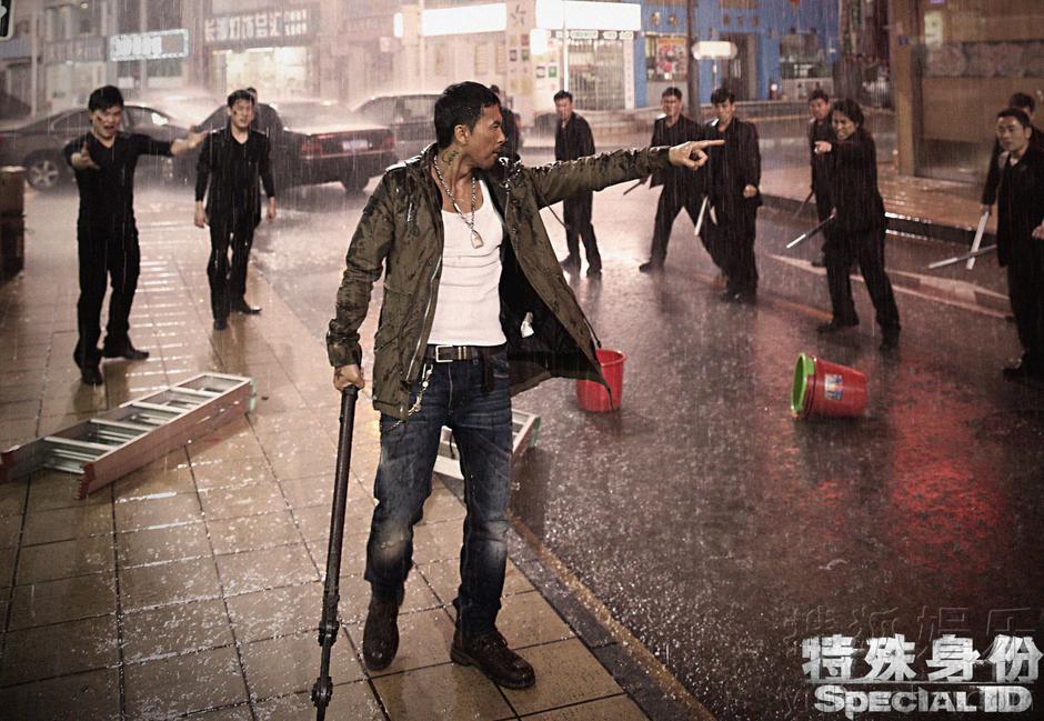 由甄子丹,景甜,张涵予和安志杰领衔主演的2013年度动作大片《特殊身份