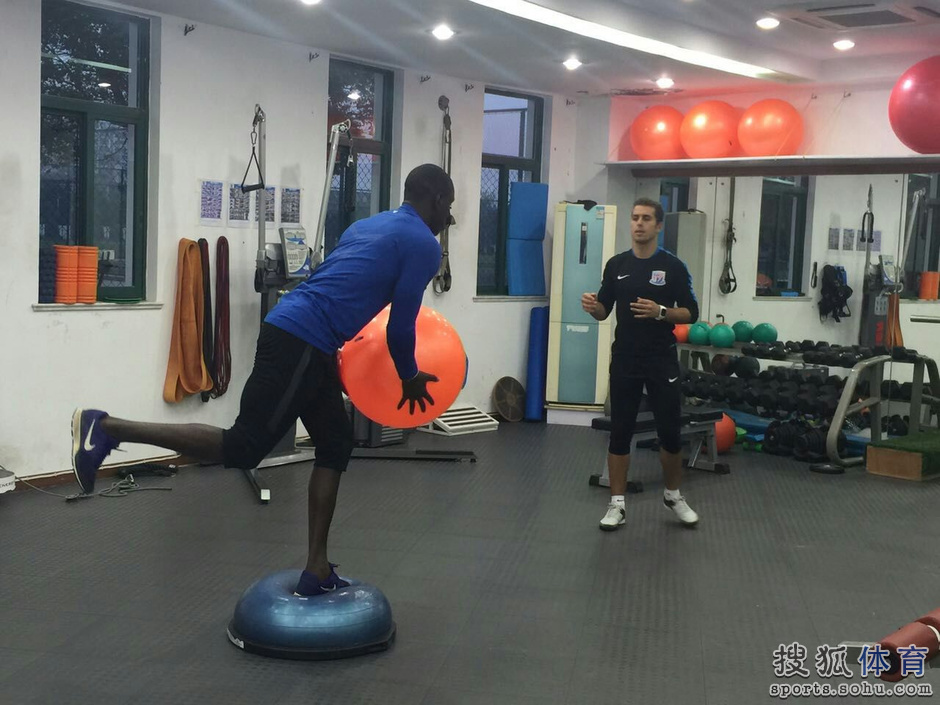 登巴巴健身房做康复训练 态度认真一丝不苟(图