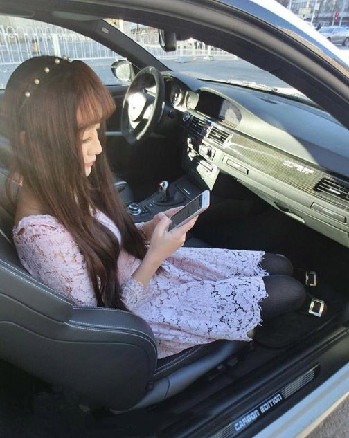 美女晒大量豪车引热议 被曝网约真实车主蹭拍