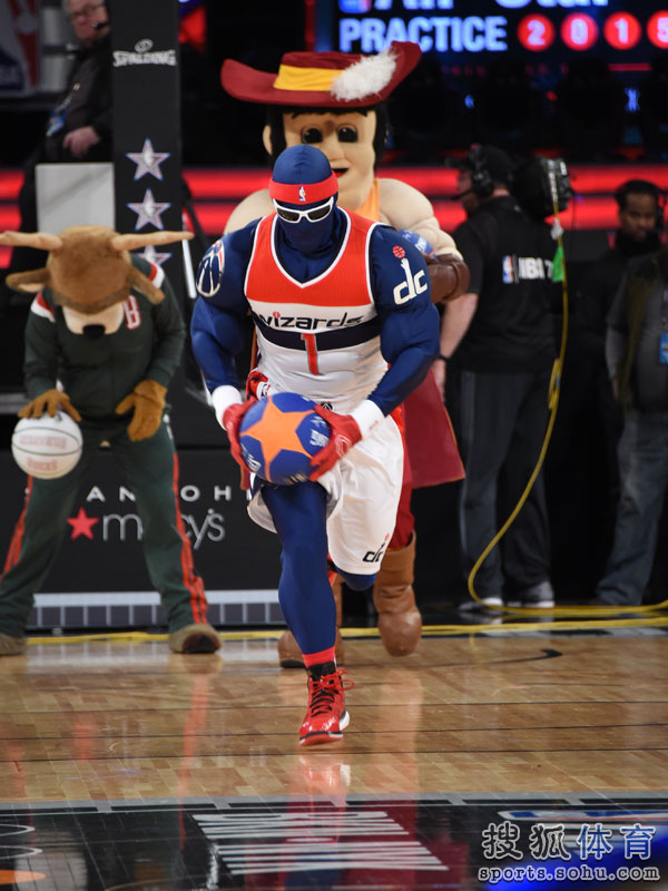 高清图:全明星各队吉祥物争宠 骑士先生最呆萌