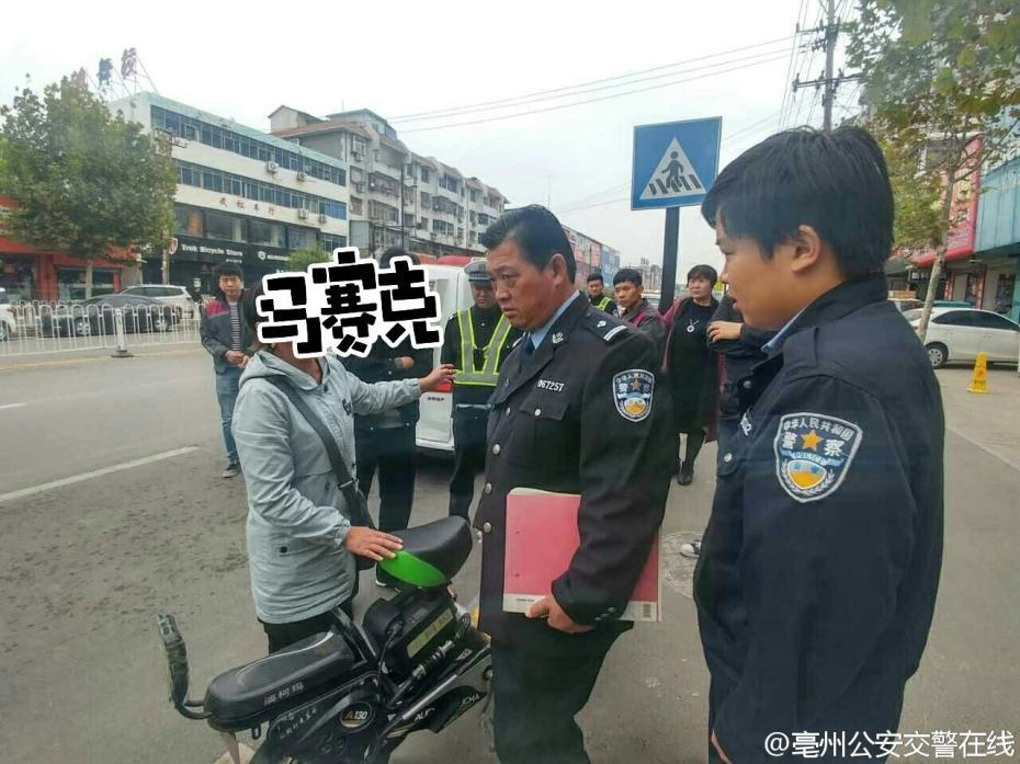 女子违章交罚款两次均假钞 被识破交警察处理