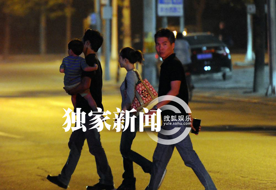 独家:连凯带老婆儿子会友 一家三口美满和谐