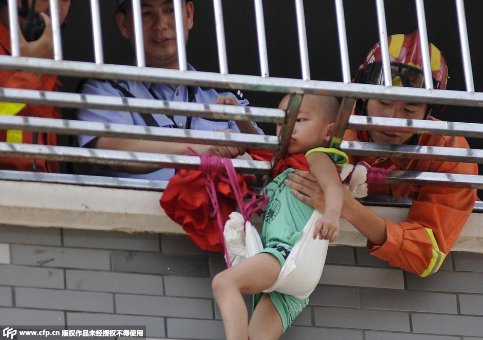 消防员的背影 最美的逆行7931568-新闻图片库