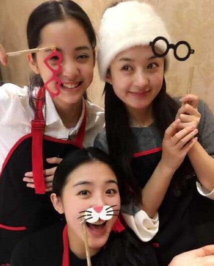 赵丽颖与欧阳娜娜玩亲亲 张含韵拿小胡子扮萌