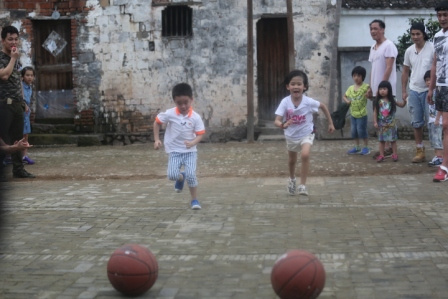 《爸爸去哪儿》姚明加盟 新叶村篮球赛热力开