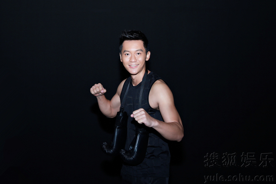 李晨酷帅出席潮牌活动 豹纹背心大秀肌肉线条