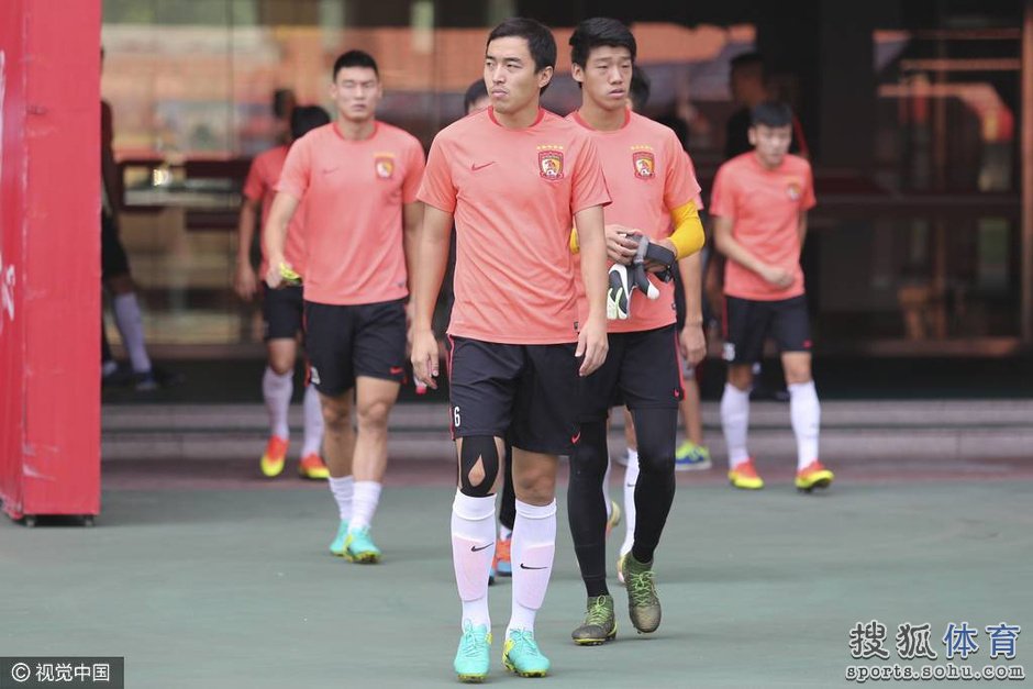 高清图:恒大训练备战 保利尼奥与阿兰如影随形