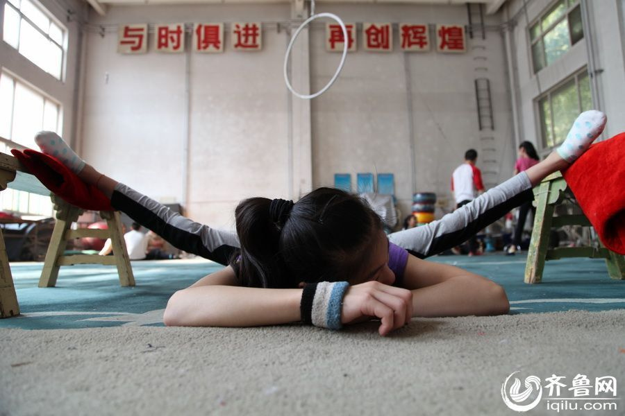 责编:徐瑞莹                  15岁的杂技女孩 晓茹在进行压腿训练
